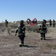 Imagen para el artículo titulado Dos aviones chocaron en el aire y todos los ocupantes salieron ilesos gracias a un paracaídas